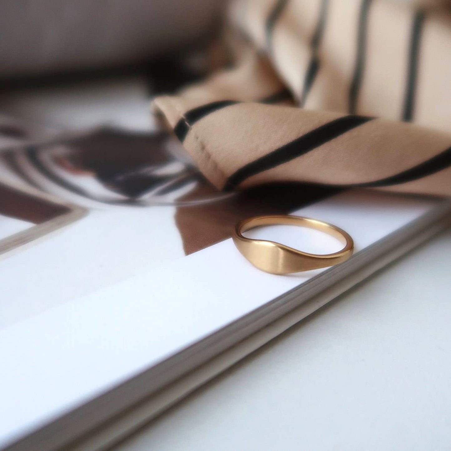 
                  
                    18k Minimalist Oval Ring
                  
                