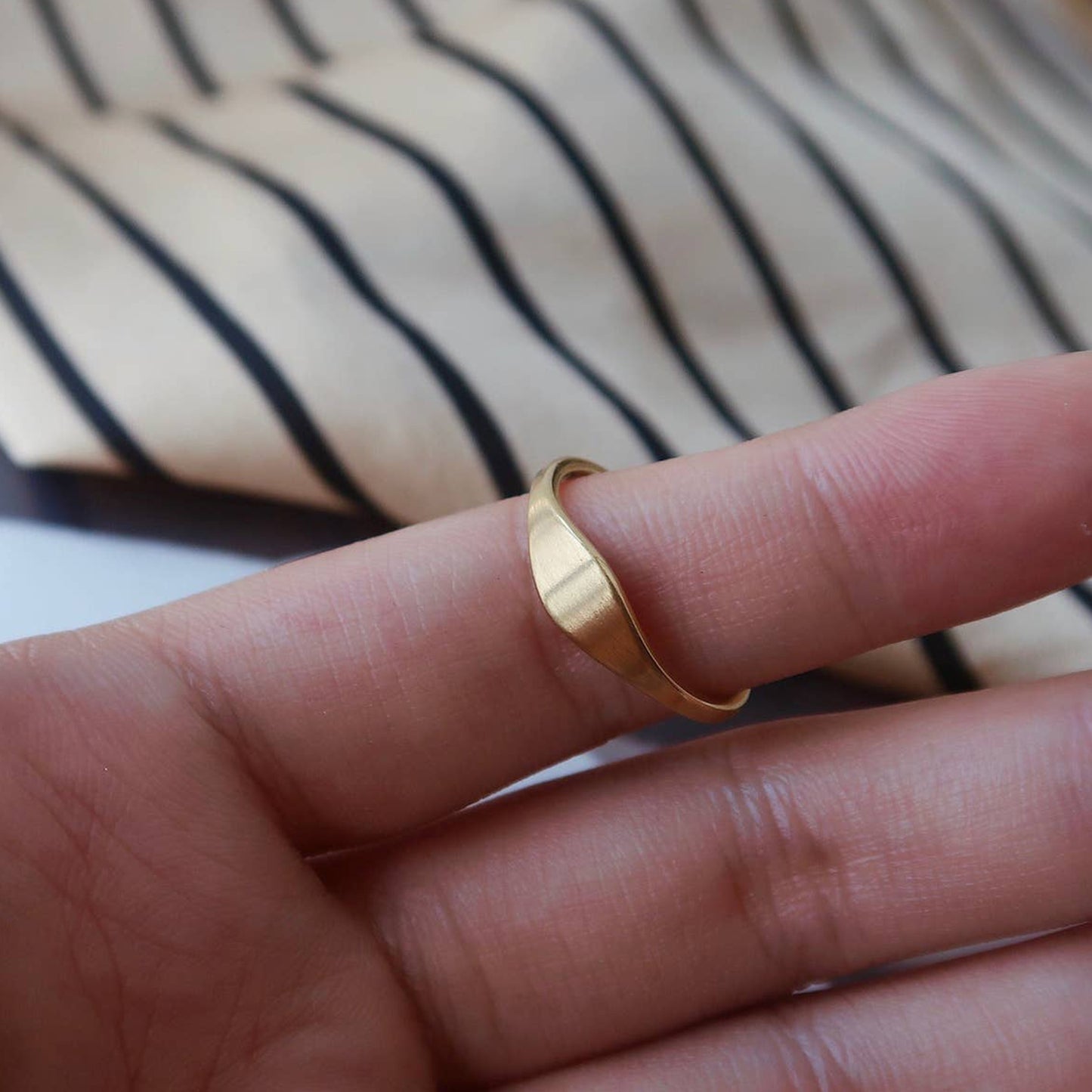 
                  
                    18k Minimalist Oval Ring
                  
                