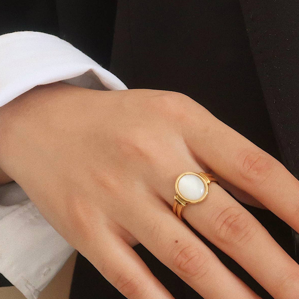
                  
                    18k Mother of Pearl Ring
                  
                